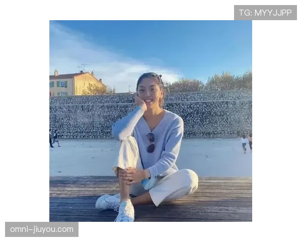 刷到王欣瑜机场照，她拎的包比我一年房租还贵