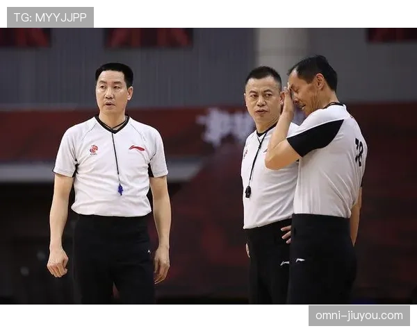 篮球比赛中裁判协商判罚流程如何执行及解决争议